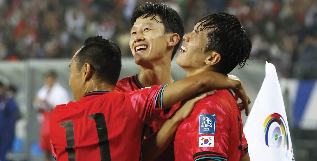 홍명보 감독이 지휘하는 한국 축구대표팀이 15일 경기도 용인 미르스타디움에서 열린 2026 북중미 월드컵 아시아 최종예선 B조 4차전에서 이라크를 3대2로 꺾고 승리했다. 한국은 전반 오세훈의 선제골과 후반 교체 투입된 오현규와 부주장 이재성의 추가골로 승리를 차지했다. 마지막 골을 넣은 후 동료들과 기쁨을 만끽하는 이재성 선수. 〉〉 관계기사 스포츠&  [로이터]