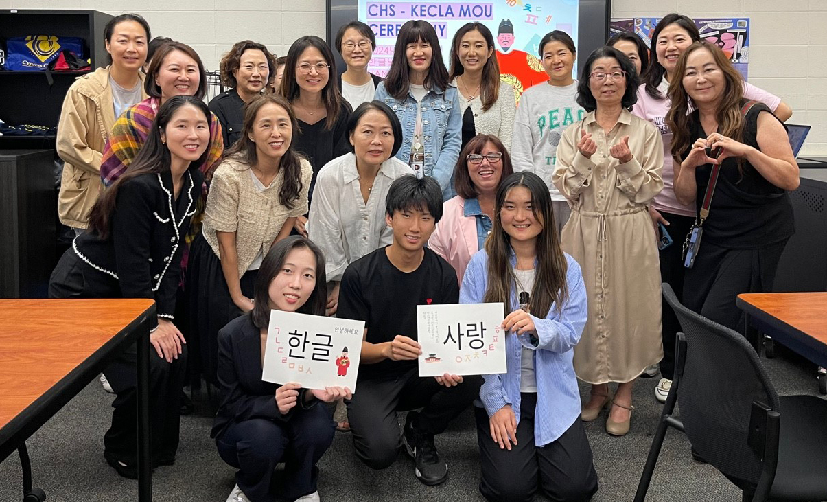 사이프리스 고교 한국어반 지원 MOU 체결식 참석자들. 맨 앞줄 왼쪽부터 김다은양, 심윤환군, 이혜인양. 이양 뒤가 제니퍼 브라운 교장. [교육원 제공]