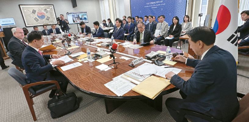 19일 김석기(오른쪽) 국회 외교통일위원회 위원장이 LA총영사관에서 국정감사를 진행하고 있다. 김상진 기자