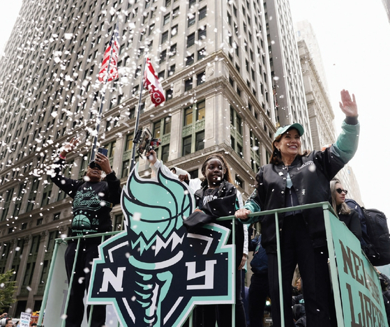 미국여자프로농구(WNBA)를 처음으로 제패한 뉴욕 리버티 선수단이 24일 성대한 우승 축하 행사를 진행했다. 이날 선수단은 배터리파크에서 시작, 브로드웨이를 따라 ‘티커 테이프’(자유의 여신상 건립을 계기로 시작된 축하 퍼레이드) 퍼레이드를 펼쳤다. 퍼레이드 이후엔 뉴욕시청에서 우승 시상식이 진행됐다.  [로이터]