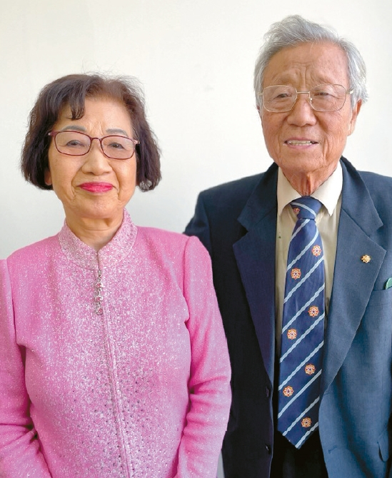 제26회 해외문학상 대상을 받은 김일형(오른쪽) 시인과 김희주 집행위원장이 수상 작품에 관해 설명하고 있다. 