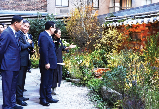 뉴욕한국문화원(원장 김천수, 왼쪽 두 번째)은 한국 전라남도의 후원으로 신청사 2층 테라스에 한국 전통정원 ‘애양단’을 조성하고 25일 준공식을 개최했다. 황지해 작가(오른쪽), 김영록 전남도지사(왼쪽 세 번째) 등 관계자들이 정원을 둘러보고 있다.