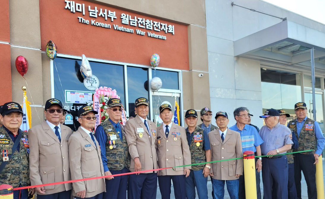 대한민국 월남전참전자회 미 남서부 지회(회장 김기태)는 지난 26일 가든그로브의 OC한인회관(9876 Garden Grove Blvd)에서 최근 이전한 사무실(112호) 현판식을 가졌다. 또 참석 회원 34명에게 참전용사 메달, 유공자 메달, 부대 마크, 태극기 배지, 허리띠, 모자를 나눠줬다. 회원 가입 문의는 전화(562-607-5591)로 하면 된다. [남서부지회 제공]