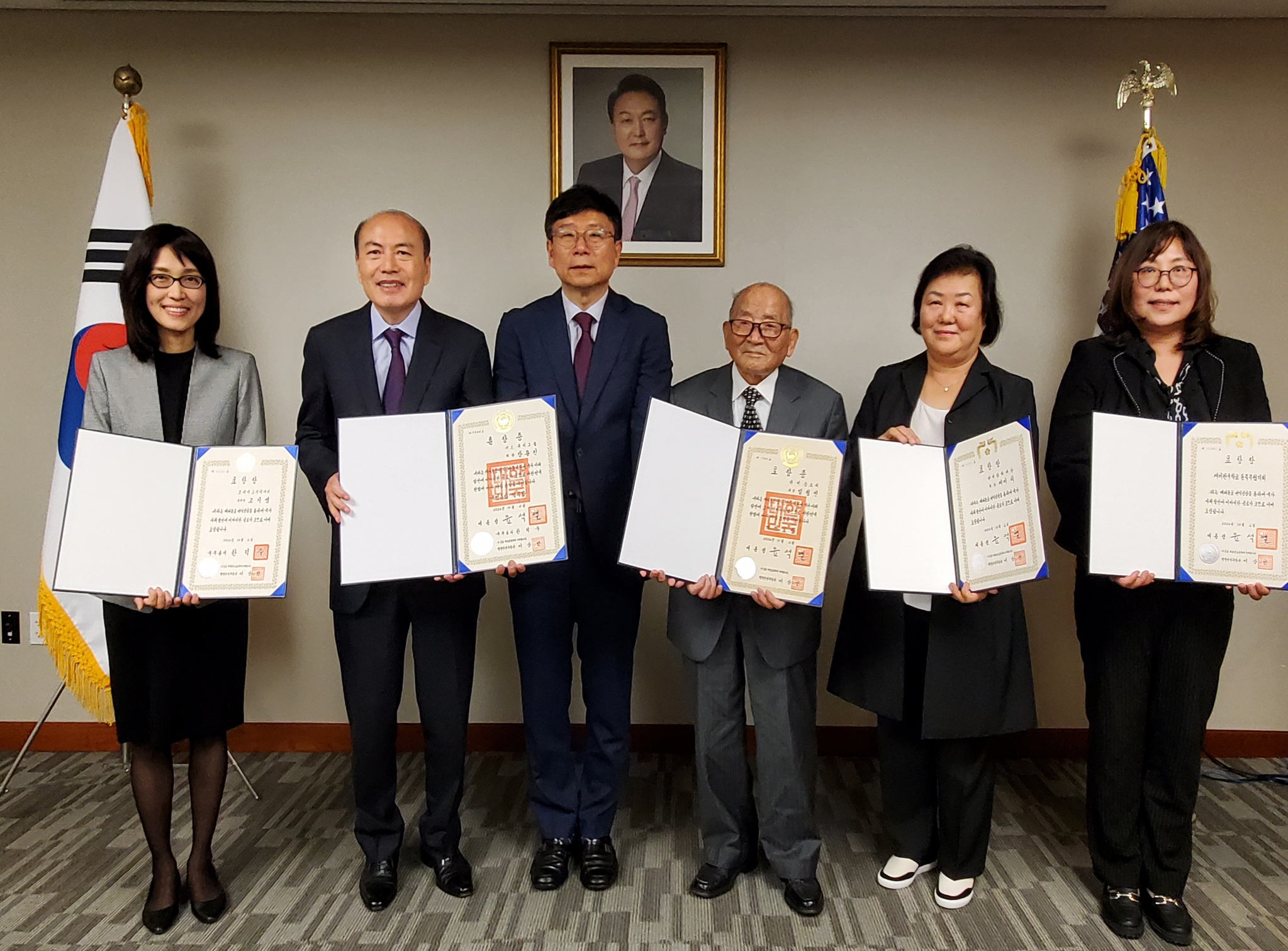 주뉴욕총영사관은 30일 ‘제18회 세계한인의 날 유공 포상자’에 대한 포상증서 전수식을 개최했다. 왼쪽부터 고지영 코리아소사이어티 부회장, 장용진 키스 뷰티그룹 회장, 김의환 주뉴욕총영사, 임형빈 한미충효회 회장, 제이리 한미장학재단 회장, 설지안 재미한국학교동북부협의회 회장 [사진 주뉴욕총영사관]