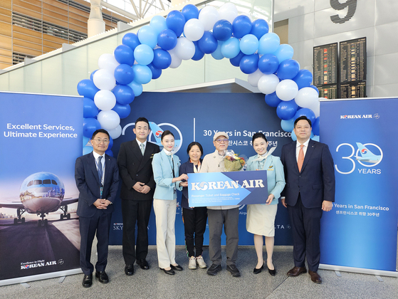 대한항공 정윤석 미서부지점장(오른쪽 첫번째)가 SF노선 취항 30주년을 맞아 지난 29일 인천행 항공편 30번째 탑승객 이하영(오른쪽에서 세번째)씨에게 왕복 항공권을 증정하고 함께 포즈를 취했다. [대한항공 제공]