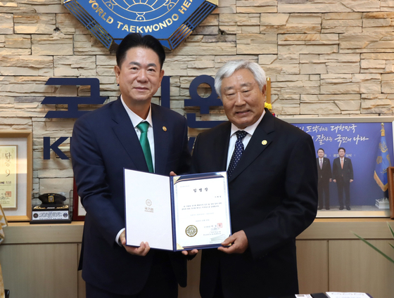 이동섭(좌) 국기원장이 이희섭 관장에게 텍사스 지부장 임명장을 수여하고 있다.