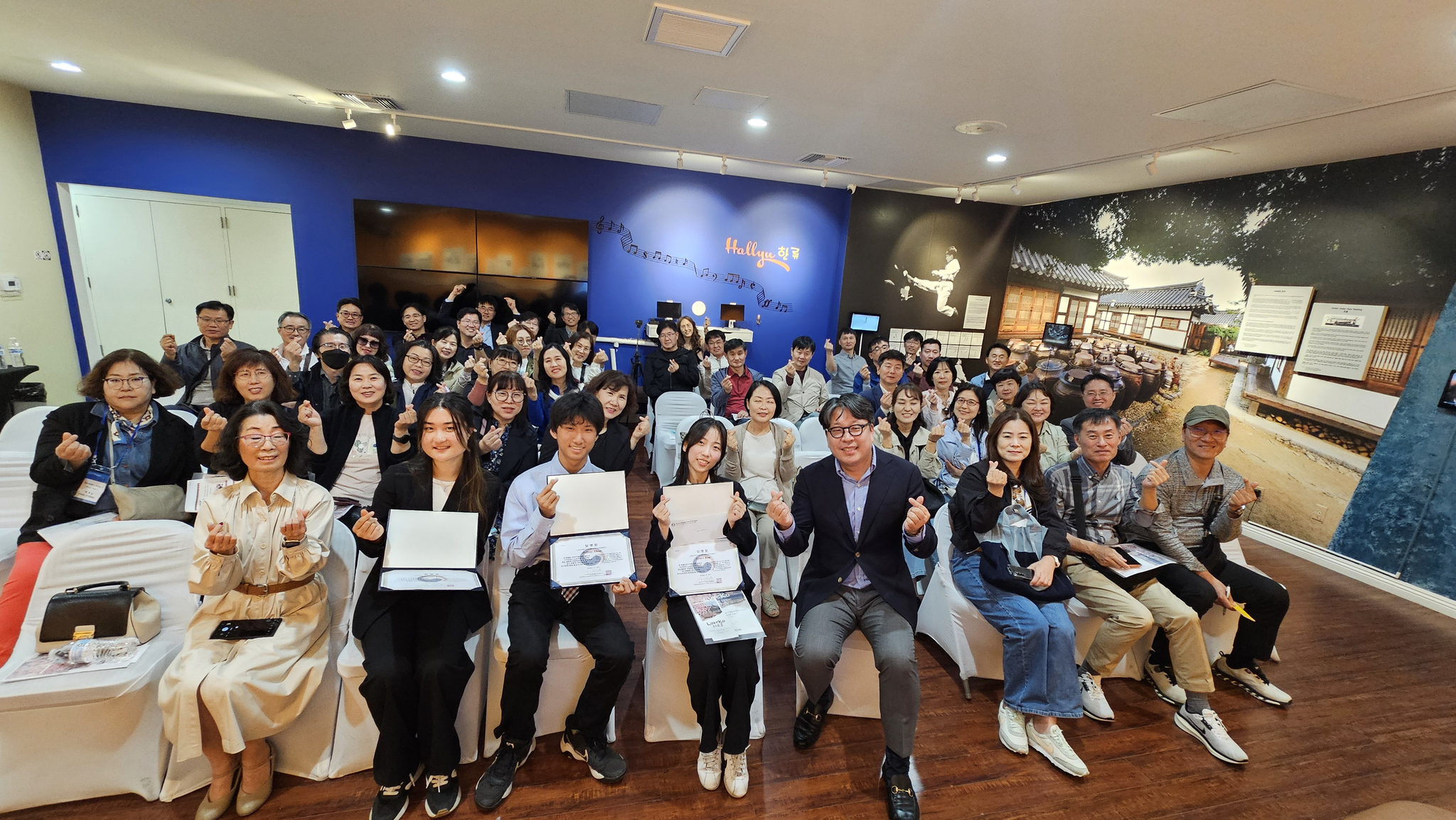 LA한국교육원 홍보대사에 임명된 사이프러스 고교 한인 학생들이 한국 교장단 연수에 참석해 손가락으로 브이를 만들어 보이고 있다. [LA한국교육원]