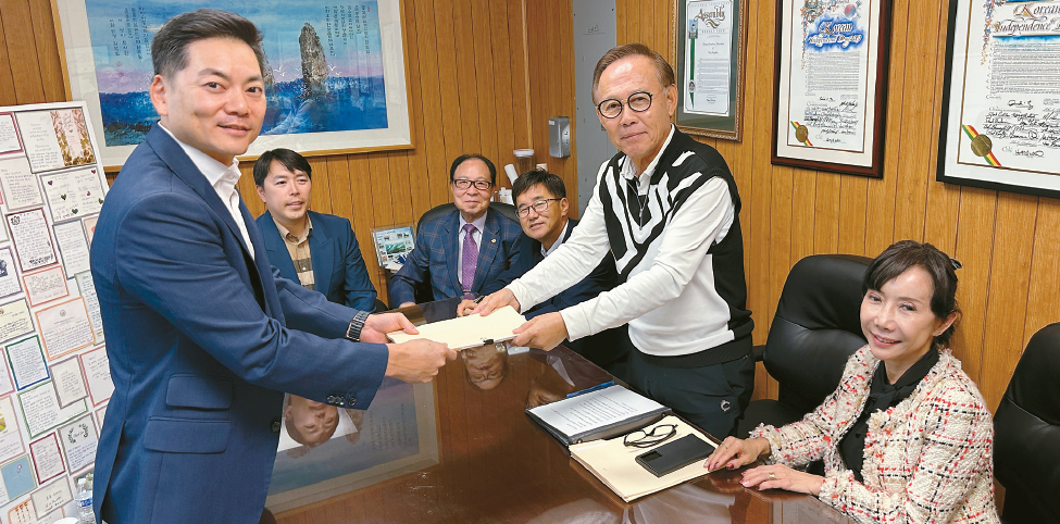 LA한인회장 선거에 입후보한 로버트 안 한인회 이사가 6일 후보 등록증을 제출하고 있다. 김상진 기자