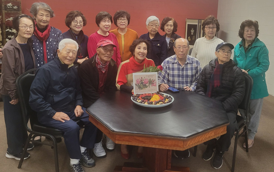 6일 라구나우즈 빌리지 성경반 회원들이 이은 주(앉은 이 중 가운데) 후보에게 당선 축하 카드를 전달했다. [각 후보 제공]