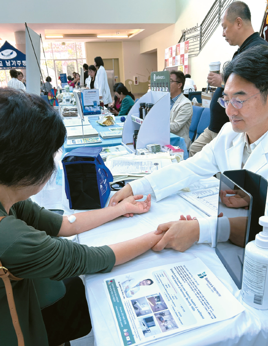 지난 10월 12일 연세대 남가주 동문회와 실시한 건강 박람회에서 SMG 소속 한의사가 진맥을 보고 있다.