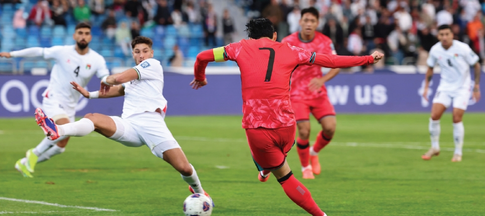 홍명보 감독이 지휘하는 대한민국 축구대표팀이 19일 요르단 암만 국제경기장에서 열린 2026 북중미 월드컵 아시아 3차 예선 B조 6차전 원정 경기에서 팔레스타인과 1대1로 비겼다. 연승 행진은 4경기에서 끊겼지만, 손흥민 선수는 한국선수 A매치 통산 득점 순위에서 황선홍(50골) 대전하나시티즌 감독을 넘고 단독 2위로 올라섰다. 손 선수가 동점골을 넣고 있는 모습.  [연합뉴스]