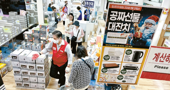 추수감사절을 맞아 한인 업소들이 세일과 보너스 선물을 내세워 쇼핑 대목 잡기에 나섰다. 김스전기가 다음 달 7일까지 2024년 연말 고객 감사 세일을 진행한다. 올해 SNS 인기 주방용품, 고급브랜드 제품 입고로 소비자의 선택 폭이 넓어졌다. 김상진 기자 