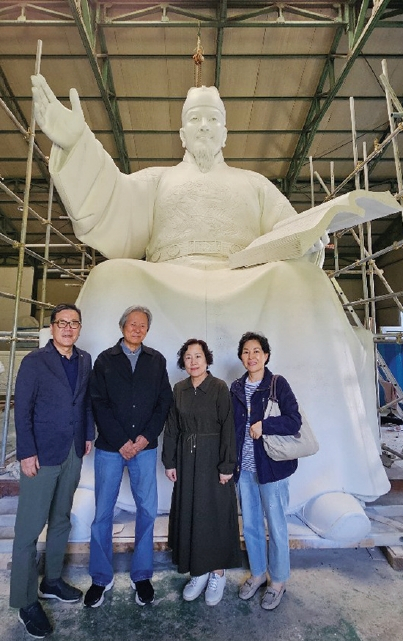 박정희 동상을 제작한 김영원 조각가 부부(가운데 두 사람)와 이돈 회장 부부가 김 조각가의 작품인 세종대왕 동상 원형 앞에서 기념촬영을 했다. [연합뉴스·이돈 회장 제공]