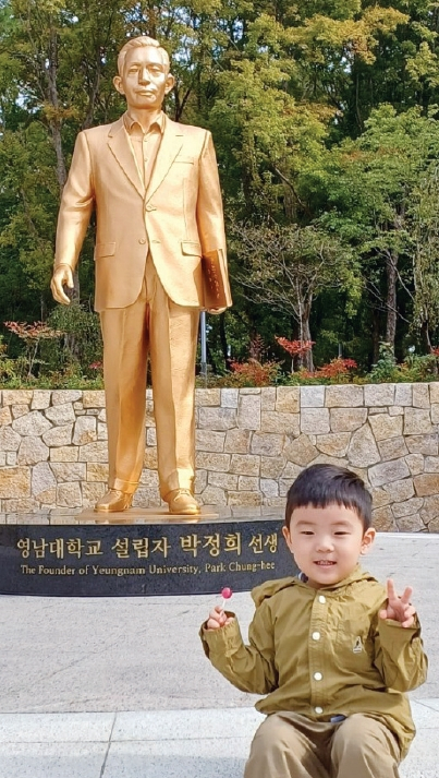 동상 건립 이후 아이들을 동반한 주민들의 발걸음도 이어지고 있다. [연합뉴스·이돈 회장 제공]