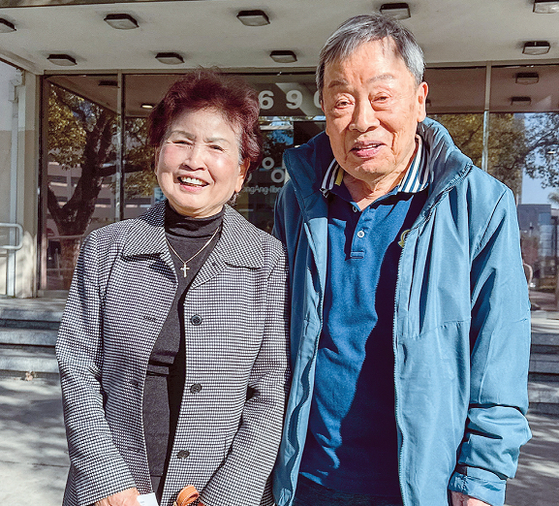 본지 창간 50주년 기념 경품 대잔치에서 1등에 당첨된 김종석(오른쪽), 김돈씨 부부. 김상진 기자