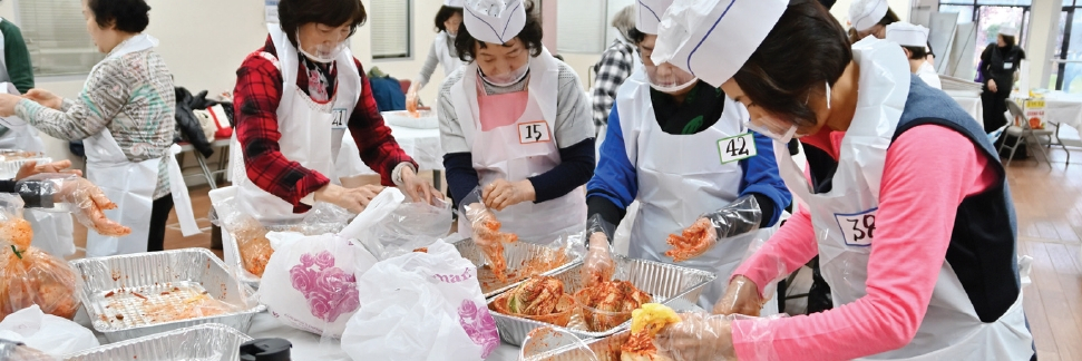 뉴저지주 필그림선교교회에서 지난 22일 뉴저지주 제정 ‘김치의 날’ 행사가 기브챈스, 뉴저지네일협회, 뉴저지한인상록회, 뉴저지한인회, AWCA, KCC 공동 주관으로 개최됐다. 빙그레가 특별후원한 가운데 이날 주관 단체에 따르면, 120여명이 참석해 김치를 만들었다.  [뉴저지한인상록회]