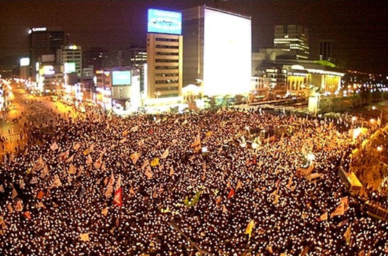 2002년 12월14일 서울 시청 앞 광장에서 미군 장갑차에 치여 숨진 여중생 심미선 신효순을 추모하는 행렬이 광화문 사거리를 가득 메운 채 촛불시위를 벌이고 있다. [중앙포토]