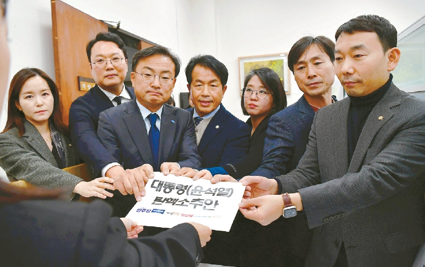 4일(한국시각) 서울 여의도 국회에서 개혁신당 이주영 의원(왼쪽부터), 천하람 원내대표, 조국혁신당 신장식 의원, 진보당 윤종오 원내대표, 기본소득당 용혜인 대표, 사회민주당 한창민 대표, 더불어민주당 김용민 의원이 야 6당이 공동발의한 윤석열 대통령 탄핵소추안을 제출하고 있다.  [연합]