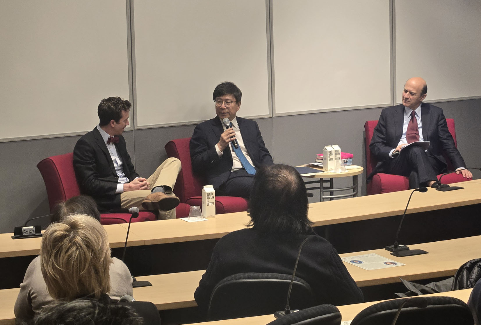 뉴욕총영사관은 지난 3일 뉴욕시 맨해튼에서 FPA( Foreign Policy Association)와 함께 'Conversation with Consul General Euy Whan Kim and Professor David P. Fields' 행사를 개최했다. 40여 명의 고교 교사들과 FPA 회원 등이 참석한 이번 행사에서 김의환 총영사와 참석자들은 한미동맹의 기원과 발전, 한미 경제협력 등에 대해 논의했다. [뉴욕총영사관]