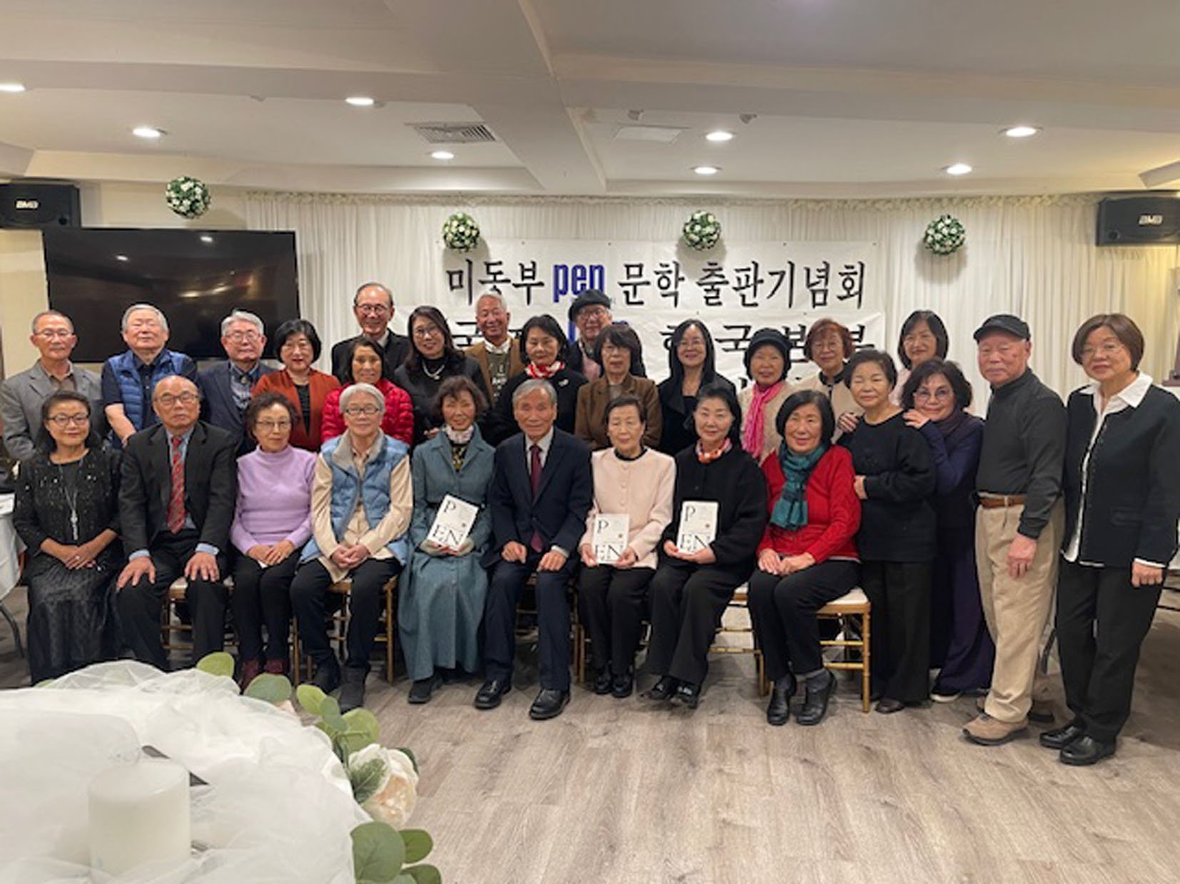 국제PEN한국본부 미동부지역위원회(회장 윤관호)는 지난 5일 뉴욕시 플러싱 산수갑산2 식당에서 문학 전문가 및 애호가 등 많은 회원들이 참석한 가운데 미동부PEN문학 제7호 출판기념회를 개최했다. [국제PEN한국본부 미동부지역회]