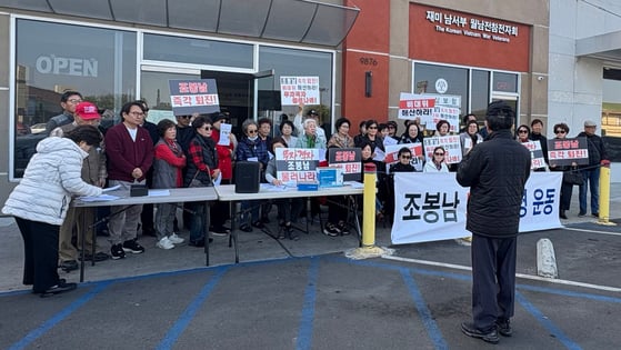 OC한인회 정상화 추진위원회 김종대(맨 앞 뒷모습) 공동대표가 한인회장 퇴진 서명 운동을 벌이는 이유를 설명하고 있다.