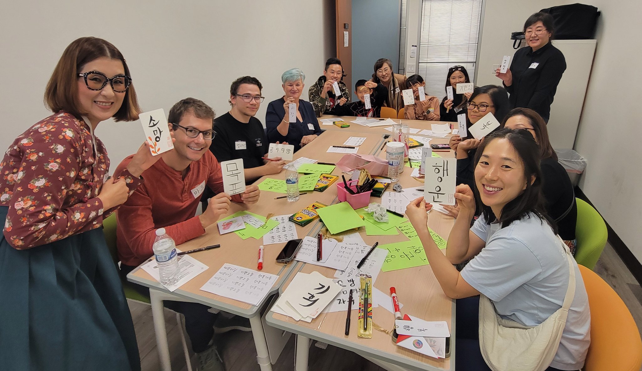 어바인 세종학당 학생들이 의미 있는 단어로 만든 한글 캘리그래피 작품을 들어 보이고 있다. [어바인 세종학당 제공]