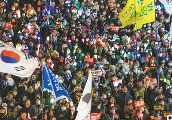 12월9일 서울에서 시위대가 윤석열 대통령의 탄핵을 요구하며 집권 여당인 국민의힘 당사로 행진하고 있다. [연합]