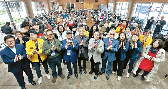 12일 올해 마지막 ‘사랑의 점심식사’ 행사가 성황리에 열렸다. 1년 동안 수고한 자원봉사자들과 시니어들이 함께 박수를 치며 행사를 마무리하고 있다. 김상진 기자