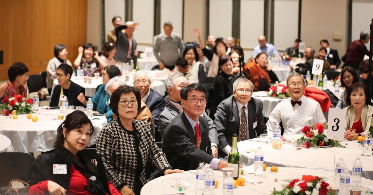 OC한미시니어센터 주최 '가주 한인 시니어의 날 제정 축하 행사' 참석자들이 즐거운 시간을 보내고 있다. [센터 제공]