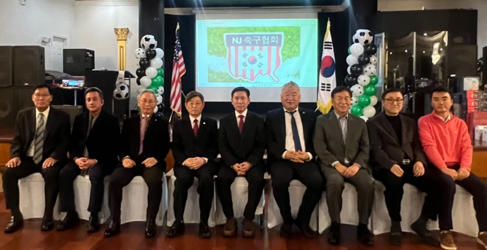 뉴저지축구협회 는 지난 15일 제17대 박정열 회장과 제18대 이운천 신임 회장 이취임식을 개최했다. 이운천 신임 회장은 취임 일성으로 화합과 소통으로 건강하고 즐거운 축구를 하자고 발표했다. [뉴저지축구협회]