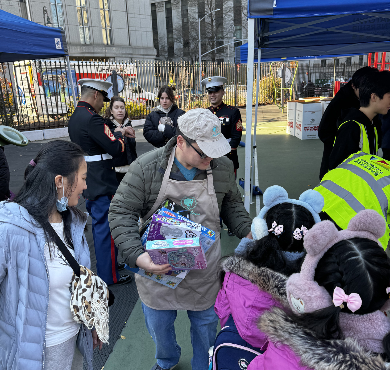 안젤리나 베이커리 토니 박 대표(가운데)가 '토이즈 포 토츠 이벤트(Angelina Bakery Annual Toys for Tots Charity Events)'에서 소외 계층 어린이들에게 장난감을 선물하고 있다. [사진 안젤리나 베이커리]