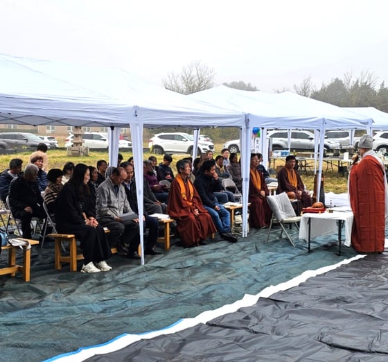 달라스 보현사가 15일 새 사찰 공사현장에서 신도 100여 명이 참석한 가운데 보현사 이전 도량 건축을 위한 무사 완공 기원 법회를 개최했다.