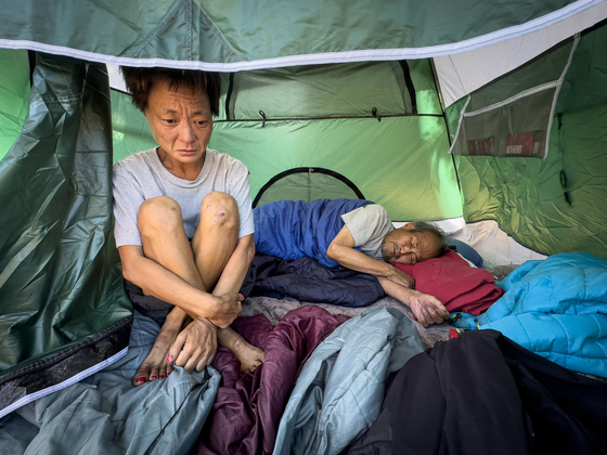 거동이 불편한 양 씨는 대부분의 시간을 텐트 안에서 누워 지내며, 간신히 앉을 수 있는 상태다. 옆에 앉아 있는 올리비아는 양 씨를 위해 가끔 음식을 구해오기도 한다. 대부분의 시간은 텐트 안에서 그를 돌보며 하루하루를 보낸다. 김상진 기자