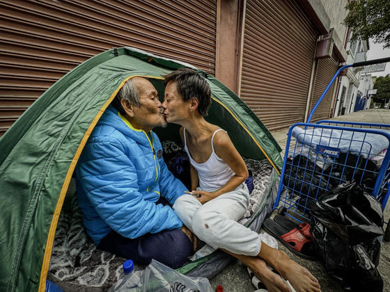 올리비아가 양 씨와 입을 맞춘다. 나이 차이가 크게 나는 이 커플은 외로운 삶 속에서 서로에게 꼭 필요한 존재가 되었다. 김상진 기자