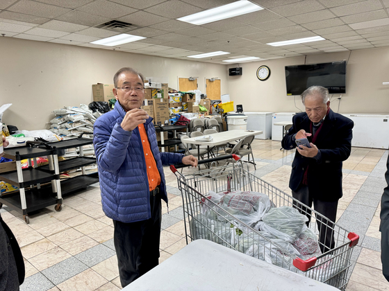 24일 김백규 비대위 위원장이 한인회관 노인회로 들어가 탄핵 공증 서명을 전달하지 못한 실망감을 나타내고 있다. 윤지아 기자.