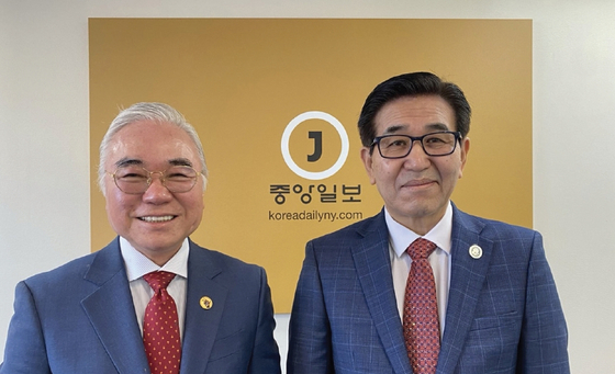 미주한인이민 122주년 기념 ‘미주한인의 날 기념대회’ 뉴욕행사 홍보를 위해 27일 본사를 방문한 브루클린한인회 임원진. 왼쪽부터 박상원 현 회장, 최영배 14대 회장.