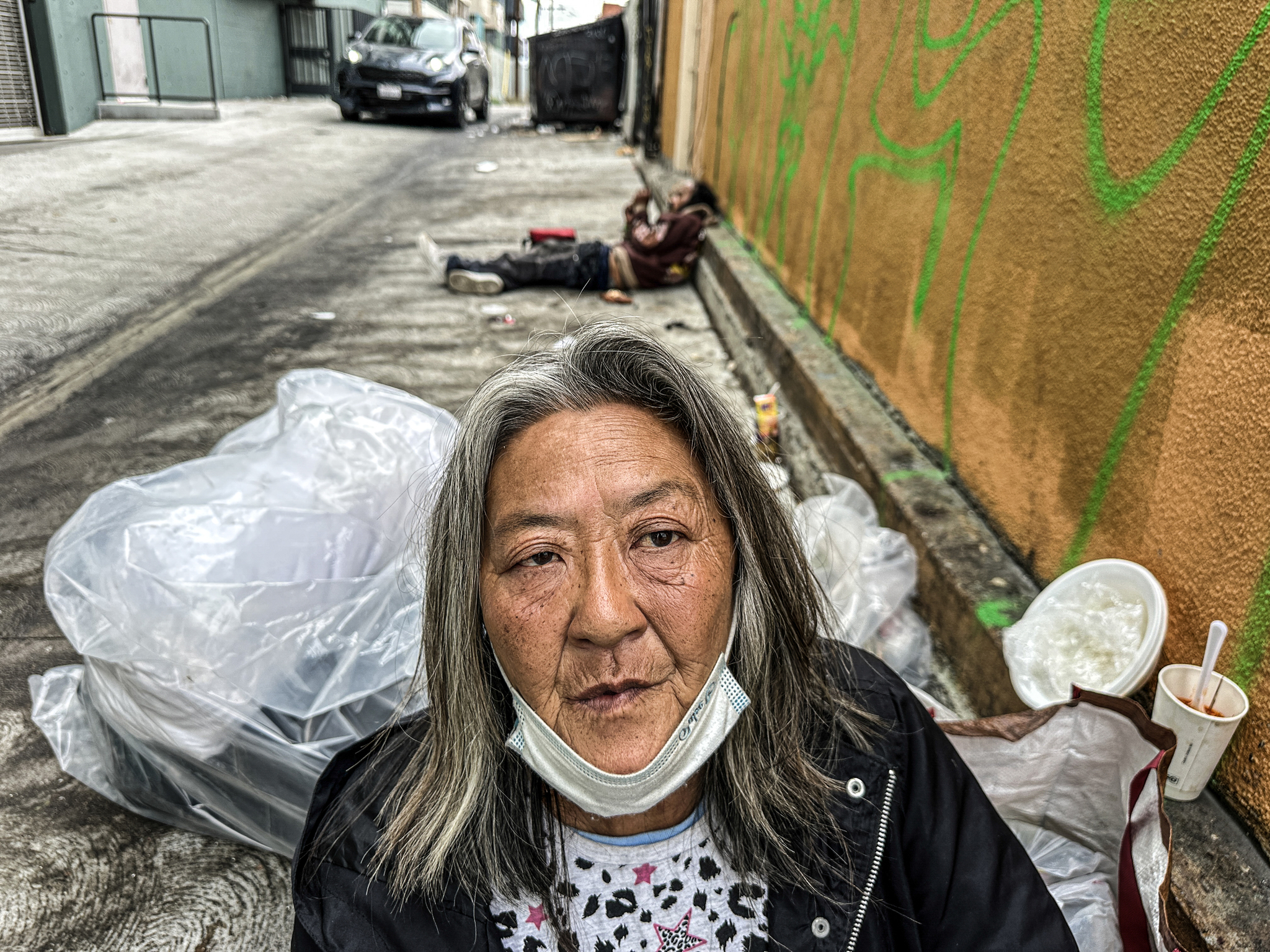 윤애복씨는 LA한인타운 8가의 한 골목길에 10여년 동안 살고 있다. 더럽고 지저분한 골목길은 그녀의 집이다. 김상진 기자