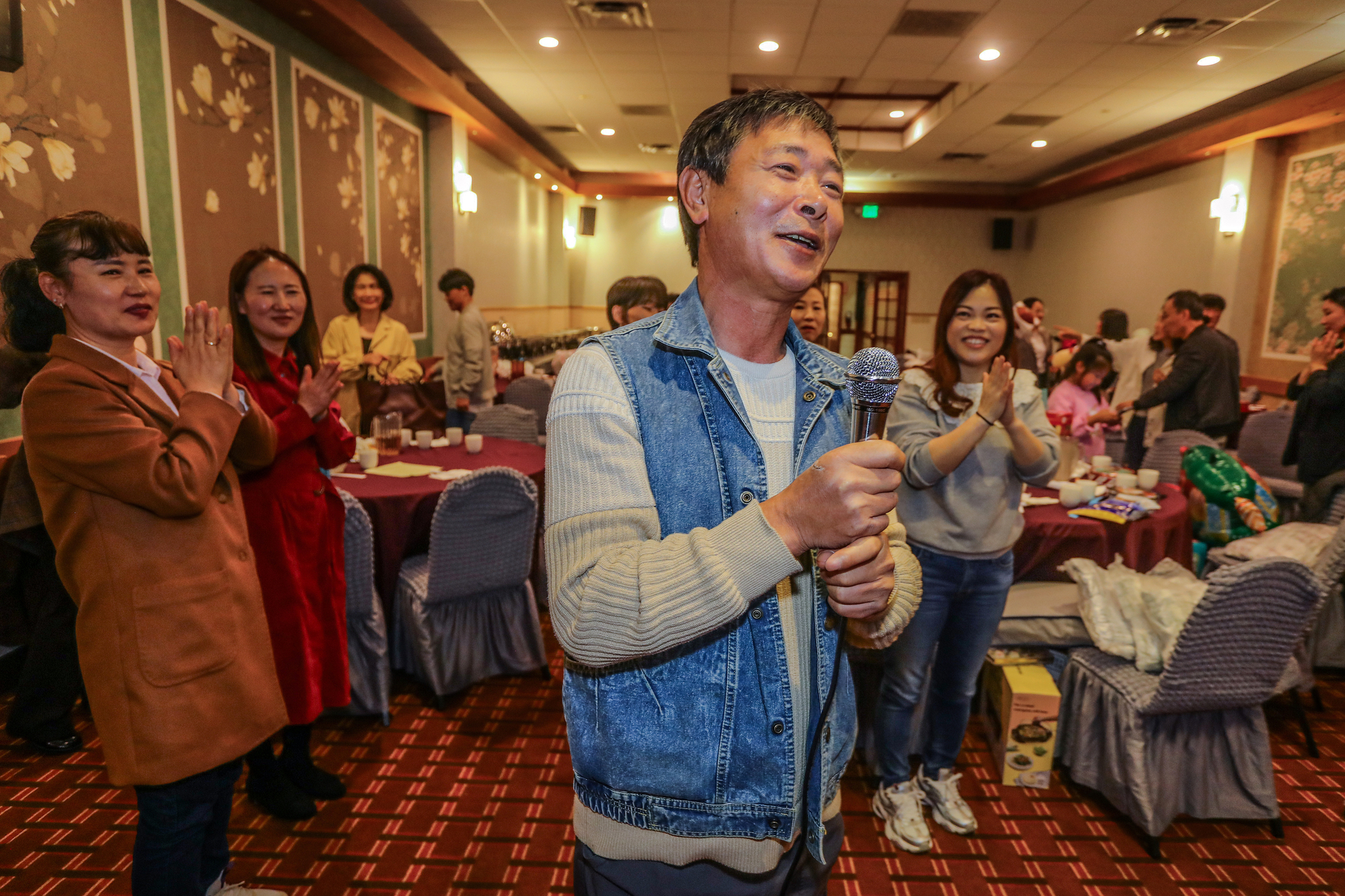 지난 7일 용수산에서 재미탈북자지원회(회장 로버트 홍)가 개최한 ‘재미 탈북자 환영 송년의 밤’이 열렸다. 난생처음 탈북자의 모임에 참석한 최씨가 마이클 잡고 노래를 부르고 있다. 김상진 기자