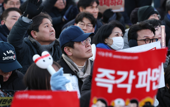 이재명 대표를 비롯한 더불어민주당 의원들이 지난달 28일 서울 광화문 인근에서 윤석열즉각퇴진·사회대개혁 비상행동 주최로 열린 촛불집회에 참석하고 있다. 뉴스1