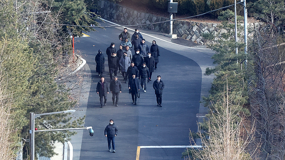 고위공직자범죄수사처가 윤석열 대통령의 체포영장 집행에 나선 3일 서울 용산구 한남동 대통령 관저 경내에서 공수처 수사관과 경찰 병력 등이 내려오고 있다. 연합뉴스