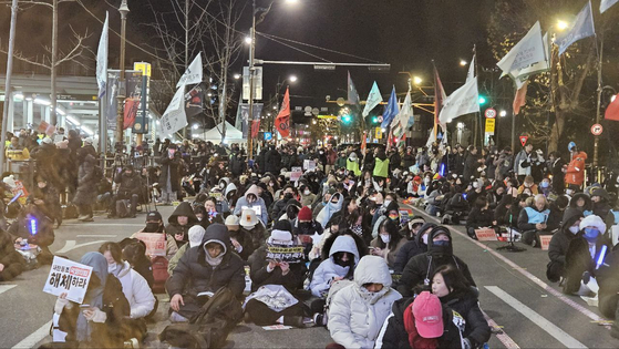 서울 한남동 대통령 관저 앞에는 윤석열 대통령에 대한 체포 및 탄핵을 반대하는 지지세력과 신속 수사를 촉구하는 반대 세력이 운집해 있다. 최서인 기자