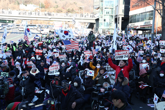 공수처가 윤석열 대통령에 대한 체포영장 집행에 나선 3일 서울 용산구 한남동 대통령 관저 인근에 윤석열 대통령 지지자들이 모여 있다. 연합뉴스 