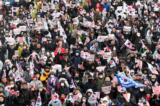 5일 서울 용산구 한남동 대통령 관저 인근에서 시민들이 윤석열 대통령을 지지하는 탄핵 반대 집회를 하고 있다. 뉴시스