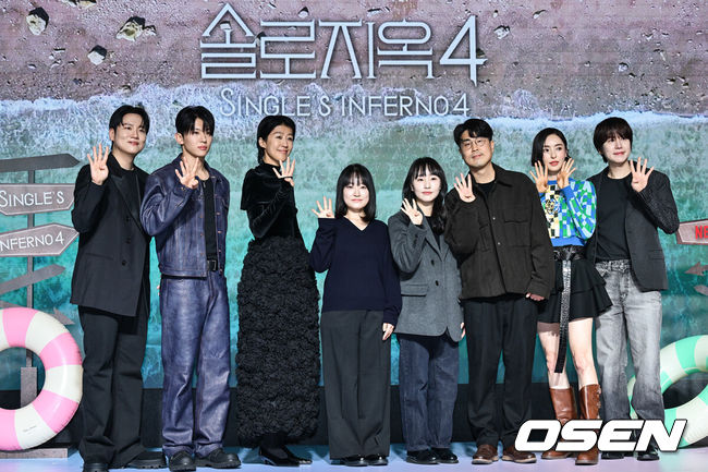 [OSEN=조은정 기자]넷플릭스 오리지널 '솔로지옥4’ 제작발표회가 8일 서울 마포구 호텔 나루 엠갤러리에서 열렸다.‘솔로지옥4’는 커플이 되어야만 나갈 수 있는 외딴 섬, ‘지옥도’에서 펼쳐질 솔로들의 솔직하고 화끈한 데이팅 리얼리티쇼다.한해, 덱스, 홍진경, 박수지PD, 김정현PD, 김재원PD, 이다희, 규현이  포즈를 취하고 있다. 2025.01.08. /cej@osen.co.kr