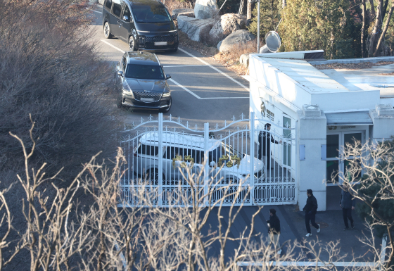 경호관들이 대통령 관저 철문 앞을 차량으로 막고 있는 모습. [연합뉴스]