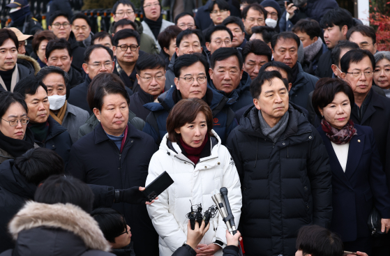 나경원 의원(흰옷)과 김기현 의원(나 의원 오른쪽)을 비롯한 국민의힘 의원 등이 지난 6일 대통령 관저 앞에서 입장발표를 하고 있다. 연합뉴스