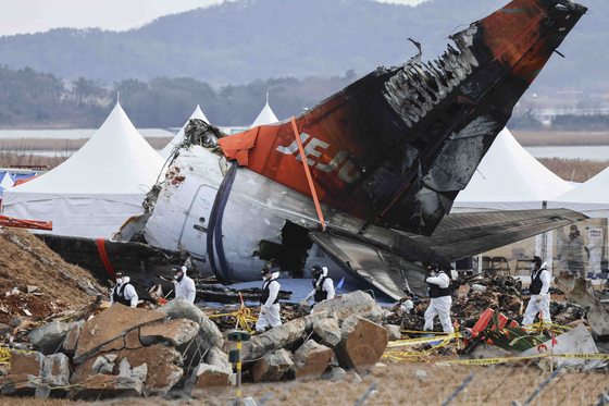 지난 4일 전남 무안군 무안국제공항 제주항공 여객기 참사 현장에서 수색대원들이 수색 작업을 하고 있다. 뉴시스