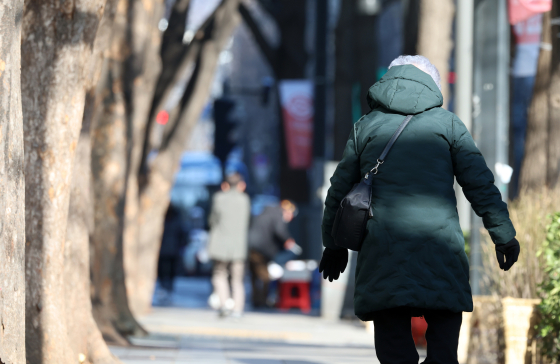 2일 서울 종로구 한 노인이 거리를 걷고 있다. 기초연금을 받는 92만명이 국민연금의 부양가족연금을 함께 받고 있는 것으로 나타났다. 뉴스1