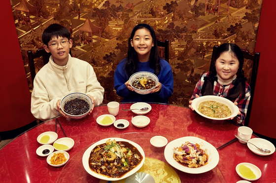  이서준·김민영·최은서(왼쪽부터) 학생기자가 각자 유니짜장·삼선간짜장·하얀짜장을 맛봤다. 