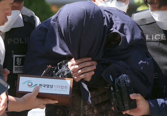 지난해 태국에서 한국인을 살해·유기하고 도주한 혐의를 받은 3인조 중 국내에서 체포된 C씨가 15일 오후 경남 창원시 성산구 창원지법에 구속 전 피의자 심문(영장실질심사)을 받기 위해 출석하고 있다. 연합뉴스